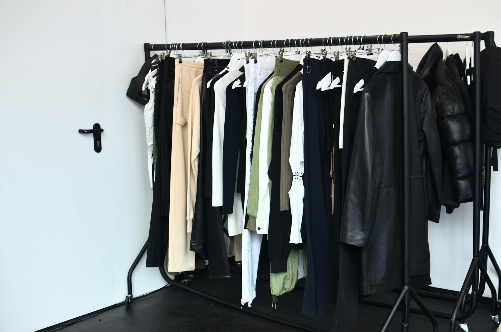 Perché il Fast Fashion sta distruggendo il valore della moda: qualità, identità e futuro