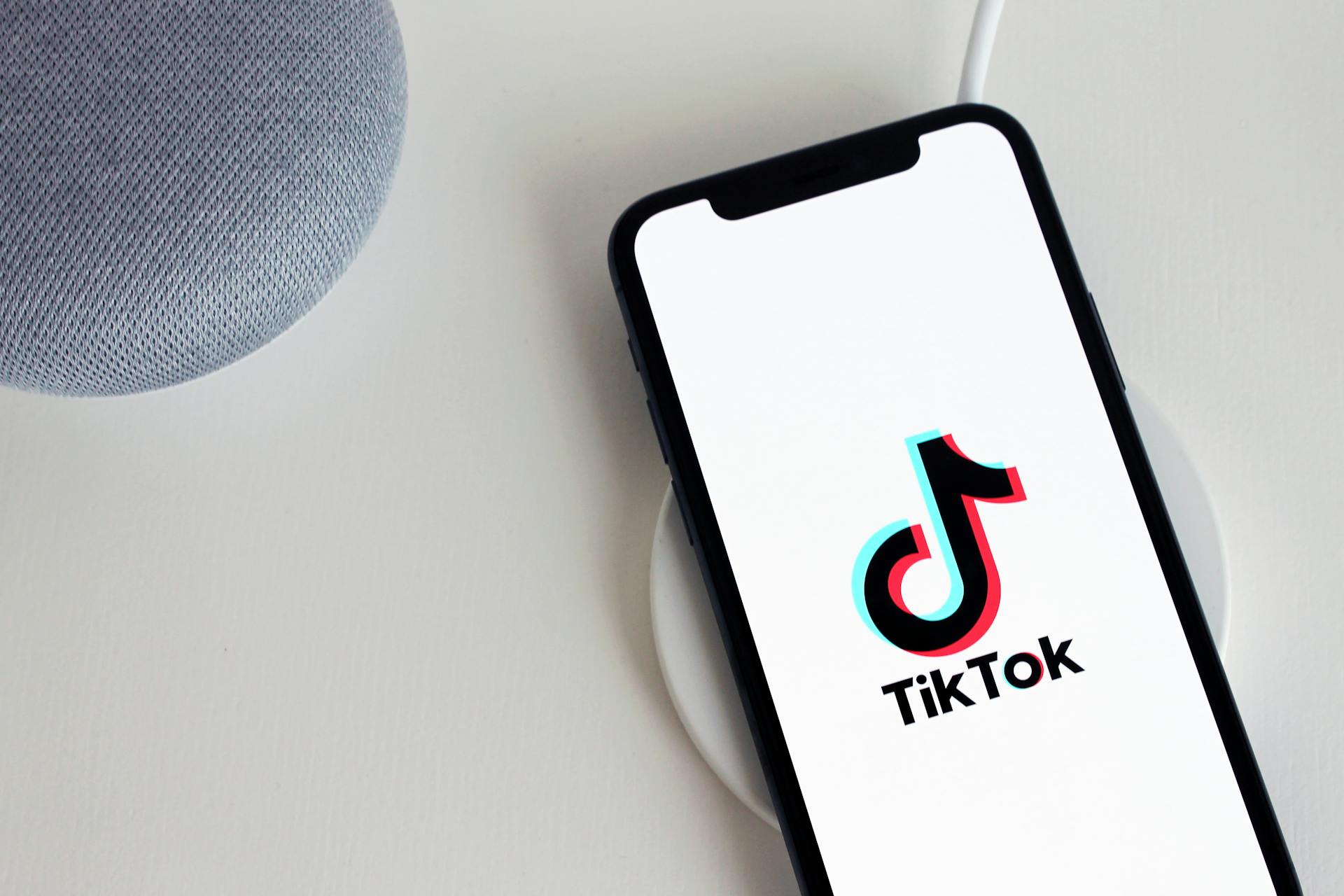 TikTok e Moda nel 2026: Perché i Brand che Inseguono la Viralità Stanno Perdendo la Propria Identità